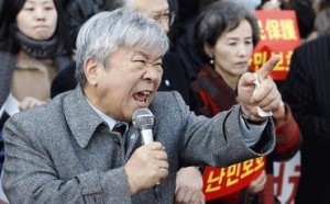 Pastor Suh Kyung-suk protesting Chinese policy on North Korean refugees